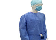 O vestido cirúrgico descartável verde, isolamento paciente do hospital veste o controle da infecção