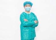 Cirúrgicos descartáveis estéreis do hospital esfregam o vestido paciente da roupa do terno