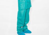 Cirúrgicos descartáveis estéreis do hospital esfregam o vestido paciente da roupa do terno