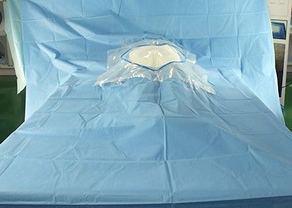 Cirúrgico estéril do hospital drapeja a fenestração da entrega da cesariana com filme cirúrgico
